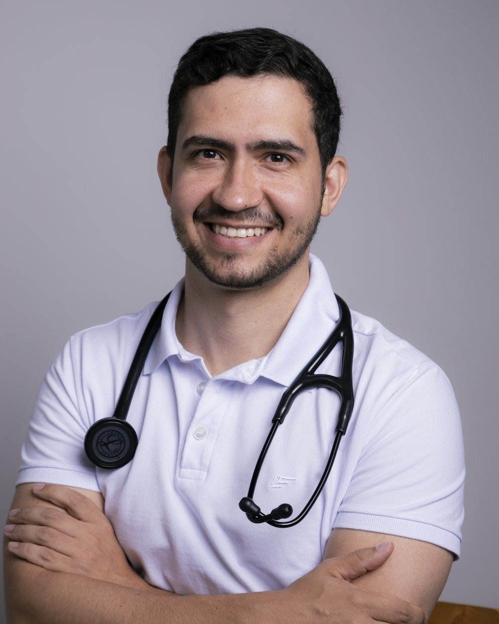 Dr. Roni Duque, cardiologista, de jaleco branco com estetoscópio
