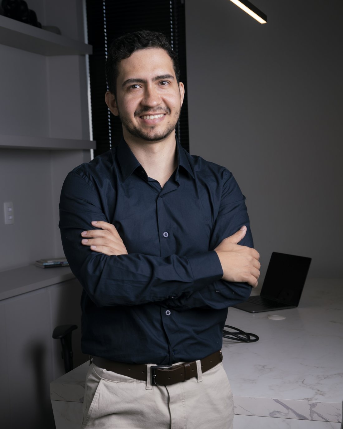 Dr. Roni Duque, cardiologista em Belo Horizonte, no consultório